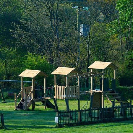 Our Goldfinch 1- Sleeps 2 Persons- Private Hot Tub-Pet Friendly-Tranquil Holiday Away From It All Yet Not Far From St Austell- The Holiday Home Has One Bedroom, Living And Dining Area, Equipped Kitchen-Decking-Outdoor Furniture-Fishing Lakes And More Grampound Extérieur photo