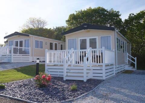 Our Goldfinch 1- Sleeps 2 Persons- Private Hot Tub-Pet Friendly-Tranquil Holiday Away From It All Yet Not Far From St Austell- The Holiday Home Has One Bedroom, Living And Dining Area, Equipped Kitchen-Decking-Outdoor Furniture-Fishing Lakes And More Grampound Extérieur photo