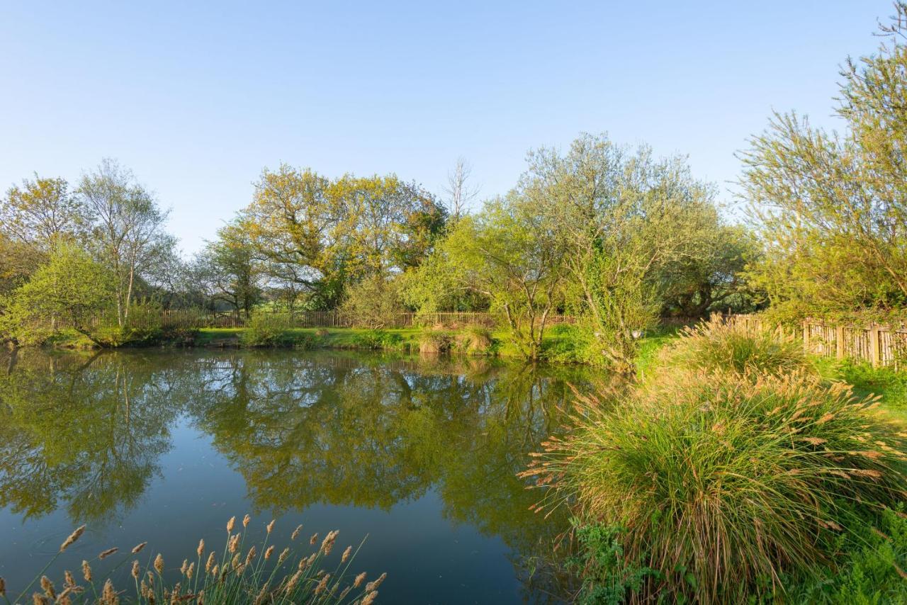 Our Goldfinch 1- Sleeps 2 Persons- Private Hot Tub-Pet Friendly-Tranquil Holiday Away From It All Yet Not Far From St Austell- The Holiday Home Has One Bedroom, Living And Dining Area, Equipped Kitchen-Decking-Outdoor Furniture-Fishing Lakes And More Grampound Extérieur photo