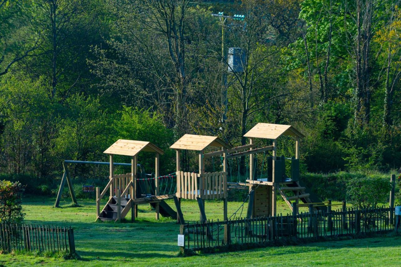 Our Goldfinch 1- Sleeps 2 Persons- Private Hot Tub-Pet Friendly-Tranquil Holiday Away From It All Yet Not Far From St Austell- The Holiday Home Has One Bedroom, Living And Dining Area, Equipped Kitchen-Decking-Outdoor Furniture-Fishing Lakes And More Grampound Extérieur photo
