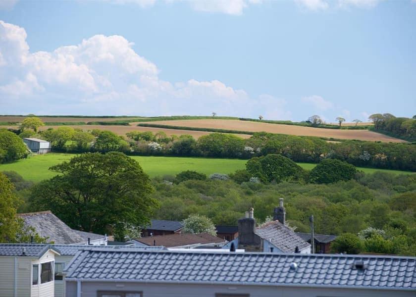Our Goldfinch 1- Sleeps 2 Persons- Private Hot Tub-Pet Friendly-Tranquil Holiday Away From It All Yet Not Far From St Austell- The Holiday Home Has One Bedroom, Living And Dining Area, Equipped Kitchen-Decking-Outdoor Furniture-Fishing Lakes And More Grampound Extérieur photo