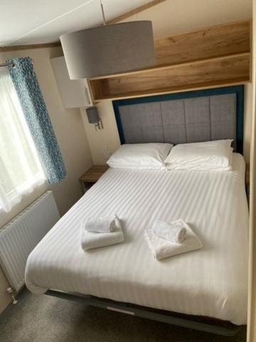 Our Goldfinch 1- Sleeps 2 Persons- Private Hot Tub-Pet Friendly-Tranquil Holiday Away From It All Yet Not Far From St Austell- The Holiday Home Has One Bedroom, Living And Dining Area, Equipped Kitchen-Decking-Outdoor Furniture-Fishing Lakes And More Grampound Extérieur photo