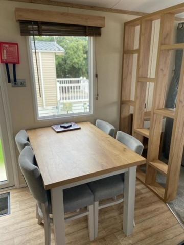 Our Goldfinch 1- Sleeps 2 Persons- Private Hot Tub-Pet Friendly-Tranquil Holiday Away From It All Yet Not Far From St Austell- The Holiday Home Has One Bedroom, Living And Dining Area, Equipped Kitchen-Decking-Outdoor Furniture-Fishing Lakes And More Grampound Extérieur photo