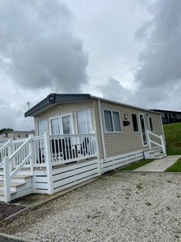 Our Goldfinch 1- Sleeps 2 Persons- Private Hot Tub-Pet Friendly-Tranquil Holiday Away From It All Yet Not Far From St Austell- The Holiday Home Has One Bedroom, Living And Dining Area, Equipped Kitchen-Decking-Outdoor Furniture-Fishing Lakes And More Grampound Extérieur photo